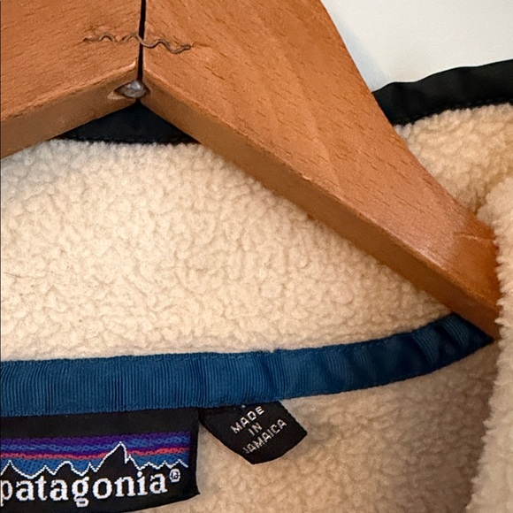 Vintage Patagonia Men’s Cream Crewneck Fleece with Green Trim - Picture 2 of 8